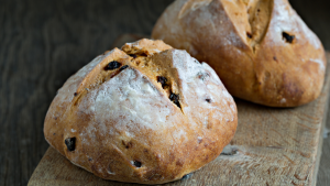 tradycyjne placki z kiszonej kapusty podane ze śmietaną i koperkiem.