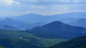 Widok na malownicze wzgórza i lasy Podkarpacia, skrywające liczne tajemnicze legendy.