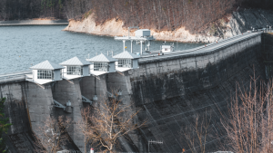 monumentalna konstrukcja z widokiem na jezioro i góry